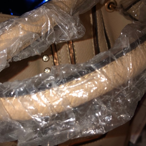 Handbag - Picture 3 of 8